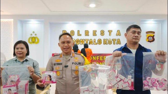 Polresta Gorontalo menunjukkan barang bukti kosmetik ilegal saat konferensi pers, Rabu (13/11/2024).