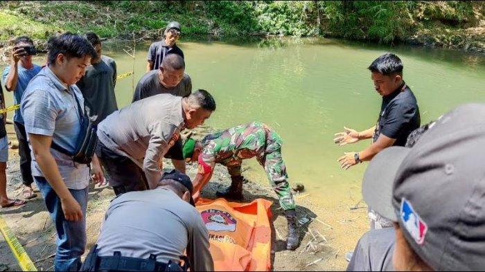Polsek Tilamuta mengevakuasi jasad korban tenggelam di Sungai Desa Mohungo pada Jumat (8/11/2024).