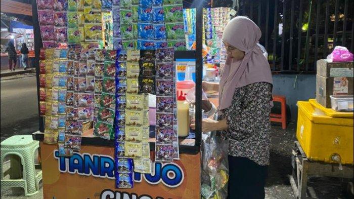 Pop Ice Tarantuo milik Mbak Ani di Jalan Sudirman Kota Gorontalo