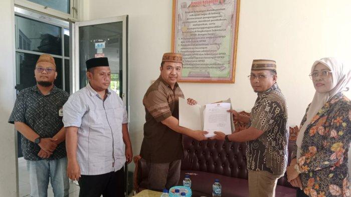 PENERIMAAN DOKUMEN - Potret Anggota DPRD Gorontalo Utara dan Sekwan Menerimah Dokumen usulan pengesahan Bupati dan Wakil Bupati terpilih dari KPU Gorontalo Utara di Kantor DPRD, Jumat (30/5/2025).