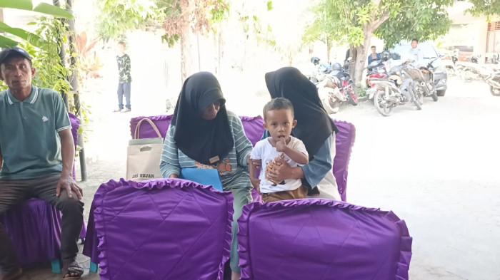 BALITA TANPA ANUS -- Potret Azka Mohammad dirangkul orang tuanya. Azka terlahir tanpa anus, membuatnya harus menahan sakit setiap hari.