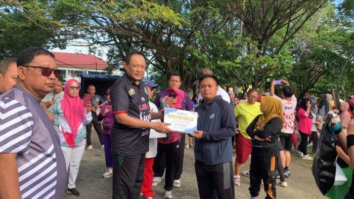 PENYERAHAN BONUS - Potret Gubernur Gorontalo Gusnar Ismail menyerahkan bonus secara simbolis kepada atlet PON 2024. Pemerintah Provinsi Gorontalo mengapresiasi prestasi yang diraih official dan atlet Provinsi Gorontalo di PON 2024.