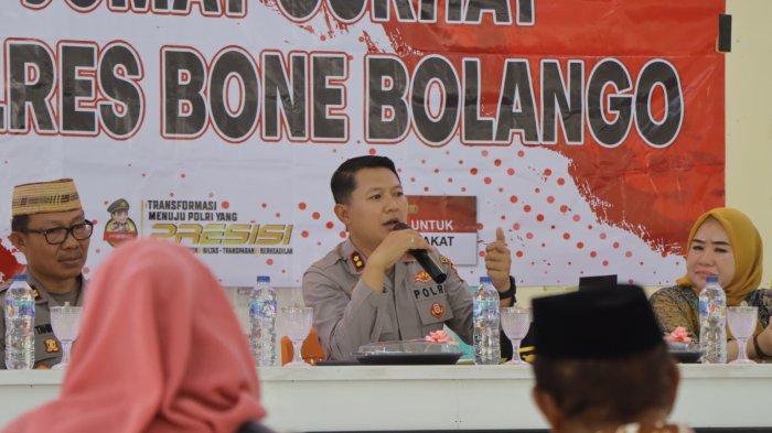 POLISI PERAS MAHASISWI - Potret Kapolres Bone Bolango AKBP Supriantoro saat Jumat Curhat. Kapolres membahas tindak lanjut terhadap anggota polisi yang diduga mengancam dan memeras mahasiswi di Gorontalo. (Sumber Foto: Polres Bone Bolango)