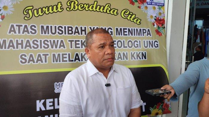 UCAPAN BELASUNGKAWA - Potret Rektor UNG Eduart Wolok saat ditemui awak media, Rabu (16/4/2025). Rektor menyampaikan duka mendalam terhadap mahasiswa korban bencana air bah.