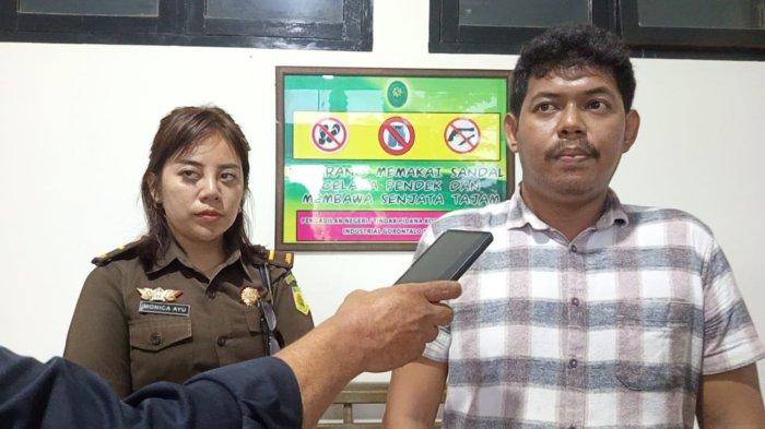 SIDANG KORUPSI - Potret Riko Kurnia Putra, JPU dalam kasus korupsi bantuan sosial di Bone Bolango. Riko menjelaskan pihaknya akan menghadirkan lebih dari 30 saksi untuk membuktikan eks Bupati Bone Bolango, Hamim Pou bersalah. (Sumber Foto: TribunGorontalo.com/Arianto Panambang)