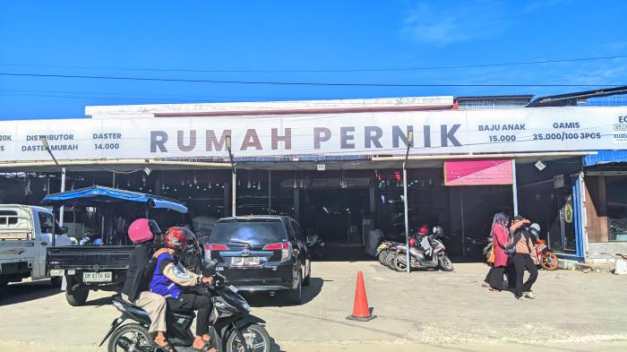 KASUS PENCURIAN -- Potret Rumah Pernik di Jl HOS Cokroaminoto, Kota Gorontalo. Seorang wanita tepergok mencuri pakaian di Rumah Pernik pada Sabtu (19/7/2025) malam.