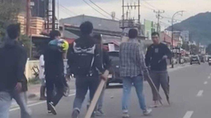 DEBT COLLECTOR KEROYOK NASABAH - Potret enam pria diduga debt collector di Kota Gorontalo mengeroyok seorang pria asal Pagimana Sulawesi Tengah. Kejadian ini sempat viral di media sosial Facebook. Simak kronologinya di dalam artikel ini.