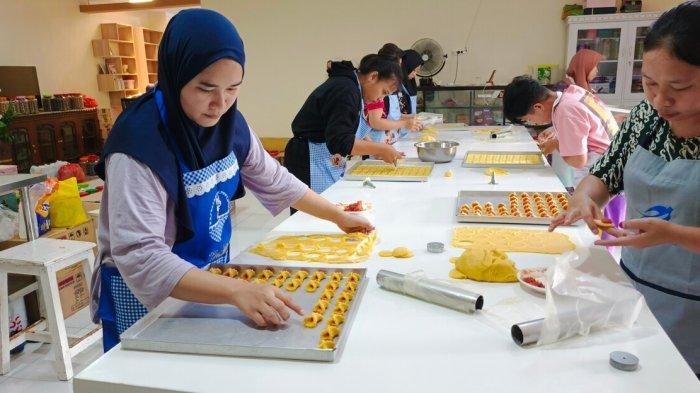 KUE KARAWO - Potret karyawan Icha Cookies tengah memproduksi aneka kue kering. Permintaan kue karawo meningkat sejak awal Ramadan 2025.
