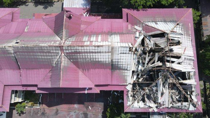 Potret kondisi atap gedung lantai 3 Markas Polda Gorontalo diamati dari drone