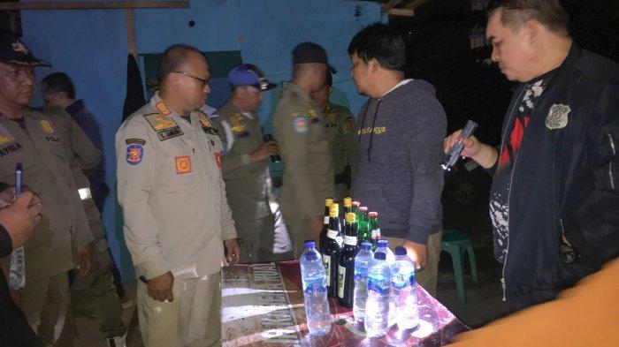 RAZIA MIRAS - Potret para petugas Satpol PP Kota Gorontalo menemukan miras di warung kawasan Terminal 42 Andalas, Rabu (11/6/2025) malam.