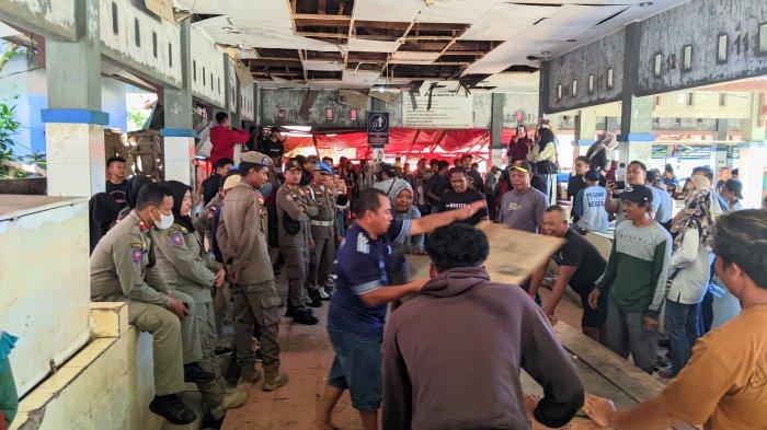 KEMASI BARANG - Potret pedagang non-ikan di TPI mulai membongkar tenda sendiri, Kamis (1/5/2025). Tidak aksi penolakan relokasi seperti sehari sebelumnya.