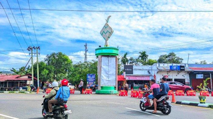 HARI KETUPAT - Potret tugu ketupat di Desa Yosonegoro, Kabupaten Gorontalo, Provinsi Gorontalo. Tradisi Hari Ketupat di kampung Jawa kini telah dimulai ditandai dengan ketukan beduk masjid, Senin (7/4/2025).