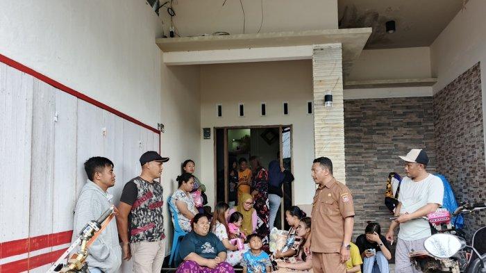 TANAH LONGSOR - Potret warga Desa Dulamayo Selatan. Saat ini 67 kepala keluarga mengungsi akibat tanah longsor. (Sumber Foto: TribunGorontalo.com/Arianto Panambang).