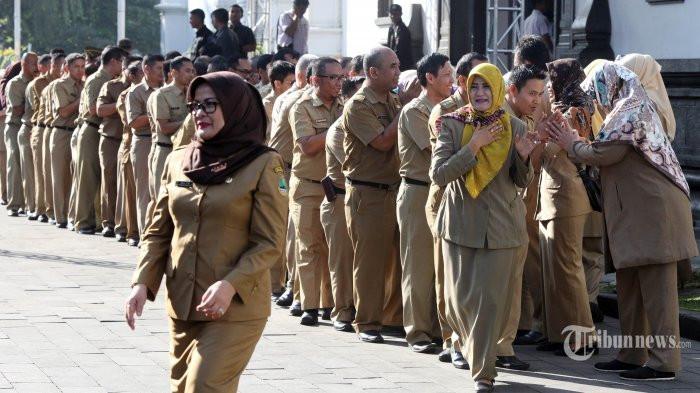 CERAI - Gambaran PNS.  20 Guru PPPK langsung menceraikan suami ketika resmi diangkat jadi PPPK, keuangan jadi masalah utamanya