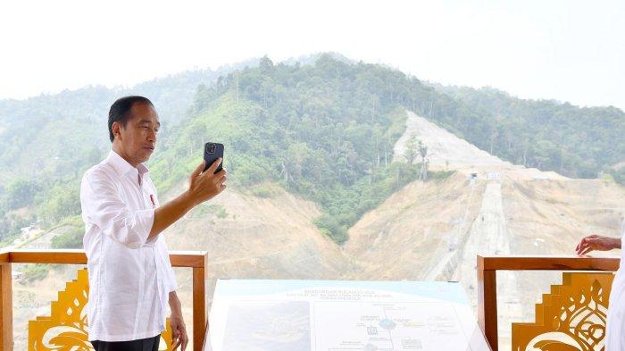TINJAU PROYEK - Presiden Joko Widodo saat melakukan peninjauan langsung ke proyek Bendungan Bulango Ulu di Kabupaten Bone Bolango, Provinsi Gorontalo pada Senin, 22 April 2024.