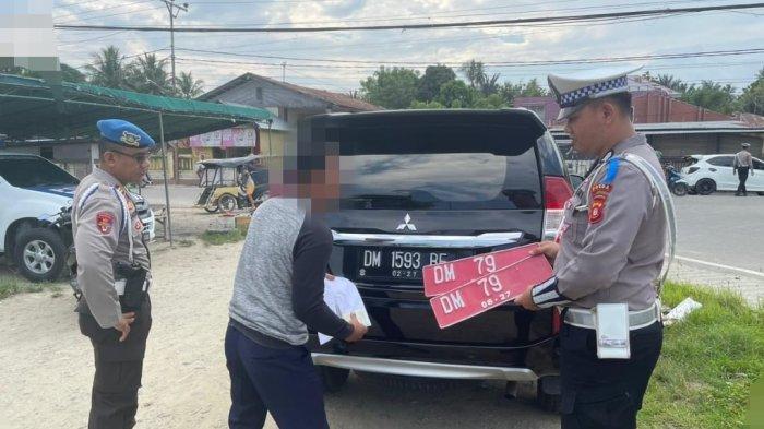 Pria diduga pegawai honorer ketahuan menggunakan plat merah palsu