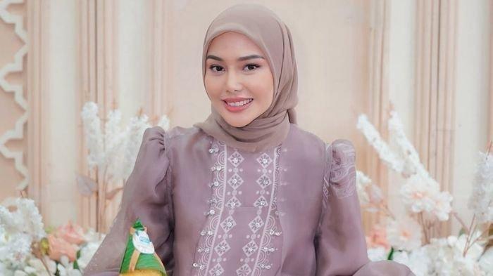 KABAR SELEB -- Melalui unggahan Instagram Story pada Rabu (9/7/2025), Dara membeberkan bahwa riwayat medis pribadinya tersebar melalui WhatsApp Story milik seseorang bernama Nadia Venika, yang disebut bekerja sebagai petugas klaim dari Global Excel Indonesia, mitra dari Allianz Indonesia.