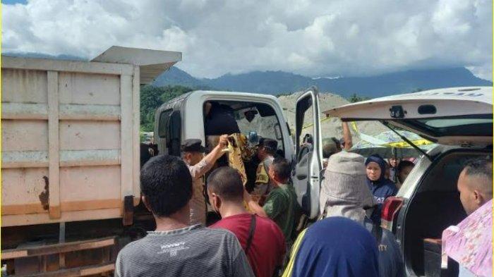 Proses evakuasi jasad warga Desa Alale di sebuah mobil truk pada Kamis (25/7/2024).