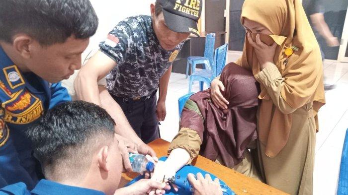 Proses pelepasan cincin oleh Damkar Kabupaten Gorontalo, Senin (26/2/2024).