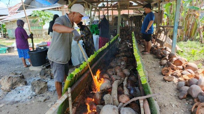 HARI KETUPAT - Proses pembuatan nasi bulu di Desa Yosonegoro, Kecamatan Limboto Barat, Kabupaten Gorontalo, Minggu (6/4/2025). Warga Jaton tengah mempersiapkan hidangan nasi bulu untuk tamu Hari Ketupat. (Sumber Foto: Arianto Panambang).