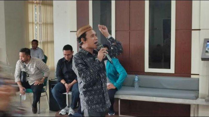 DOSEN IAIN DEMO - Puluhan dosen di IAIN Sultan Amai Gorontalo menggelar demonstrasi di gedung Rektorat Kampus I, Kota Gorontalo, Rabu (19/2/2025). Mereka menuntuk beberapa permasalahan di IAIN Gorontalo. (TribunGorontalo.com/Arianto Panambang).