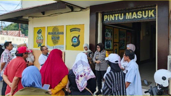 Puluhan orang tua siswa dan yayasan SMK Kesehatan meminta pendampingan pihak Polres Gorontalo Kota pada Rabu (18/9/2024).