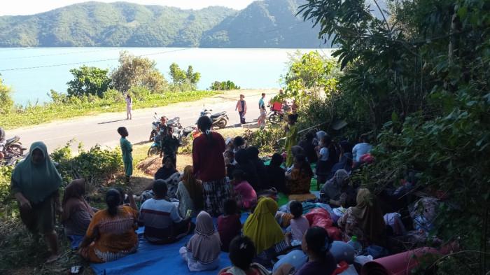 TSUNAMI GORONTALO - Puluhan warga Desa Pelehu, Kecamatan Bilato, Kabupaten Gorontalo Provinsi Gorontal mengungsi ke wilayah perbukitan pada Rabu (30/7/2025), peringatan dini tsunami di wilayah Gorontalo.