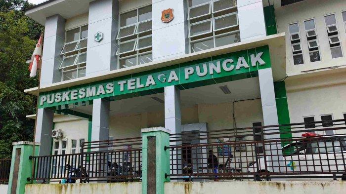 LONGSOR - Kondisi dalam bangunan Puskesmas Telaga Puncak yang tertimpa reruntuhan material longsor, Senin (2/6/2025). Saat ini pihak Puskesmas membutuhkan tempat aman untuk menyimpan alat medis yang masih bisa diselamatkan.