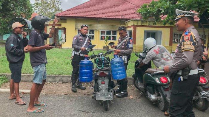 RAZIA KEPOLISIAN--Satu unit sepeda motor ditilang kepolisian karena tidak membawa SIM dan STNKN, Selasa (15/7/2025). Foto: TribunGorontalo.com/Jefri Potabuga.