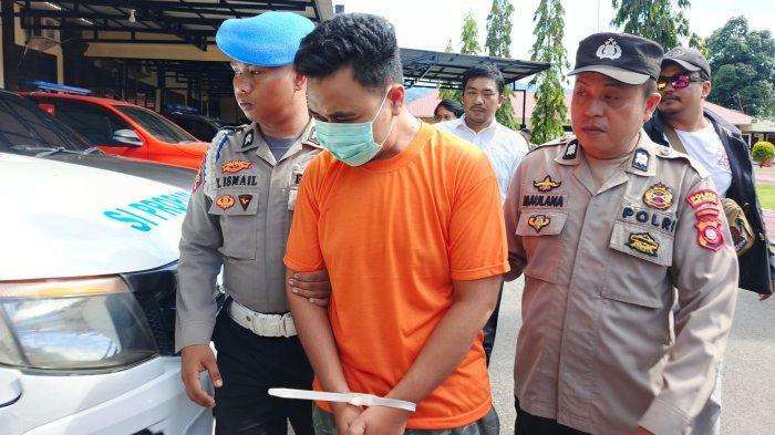 PELECEHAN SISWA - RFA (30) tersangka pelecehan seksual terhadap siswi SMA di Bone Bolango saat digiring untuk menjalani Pres Conference di Polres Bone Bolango, Rabu (26/3/2025). Guru PPPK ini terancam 12 tahun penjara. (Sumber Foto: Arianto Panambang).