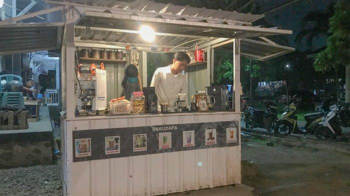 HUMAN INTEREST STORY-Cerita Rafikli Mukimu (26) pemuda asal Desa Persatuan Kecamatan Popayato Barat Kabupaten Pohuwato, Gorontalo rintis usaha kopi di dalam kampus satu UNG, Rabu (23/4/2025), Foto: TribunGorontalo.com/Jefri Potabuga.