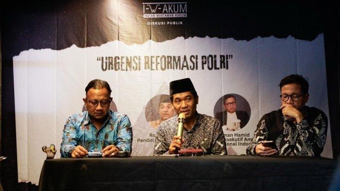 DESAKAN GANTI KAPOLRI - Pengamat Politik dari Lingkar Madani Indonesia Ray Rangkuti menilai Kapolri Jenderal Listyo Sigit terlalu banyak terlibat politik praktis sehingga perlu dicopot dari jabatannya. Hal itu diungkapkan dalam diskusi Publik Ikatan Wartawan Hukum (Iwakum) Bertajuk 'Urgensi Reformasi Polri' di kawasan Jakarta Selatan, Jum'at (7/3/2025).