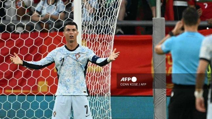 Reaksi penyerang Portugal Cristiano Ronaldo selama pertandingan Grup F Euro 2024 antara Georgia dan Portugal di Arena AufSchalke di Gelsenkirchen pada 26 Juni 2024.