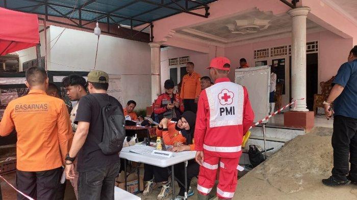 Relawan SAR Gorontalo termasuk Syarifuddin sedang mempersiapkan dirinya untuk melakukan observasi pertama kalinya menuju lokasi longsor tambang Suwawa, Kabupaten Bone Bolango, Provinsi Gorontalo.