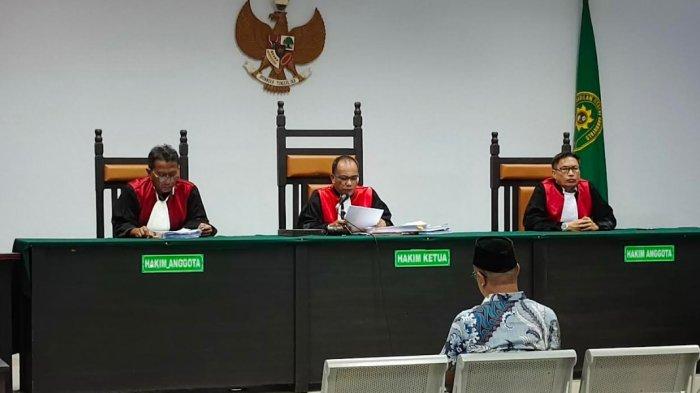 Rifadli Bahsuan saat di depan Hakim PN Gorontalo dalam dakwaan kasus korupsi SPAM Dungingi Kota Gorontalo.