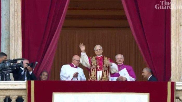 PAUS LEO XIV - Robert Francis Prevost atau Paus Leo XIV diperkenalkan ke ribuan umat katolik usai terpilih sebagai Paus ke-267 di balkon Basilika Santo Petrus, Vatikan, Kamis (8/5/2025)