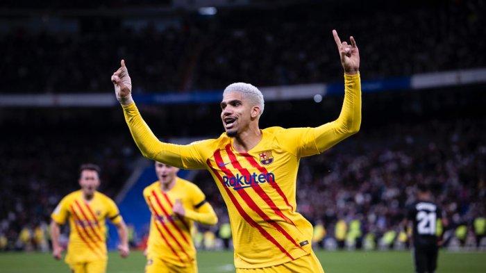 Ronald Araujo merayakan gol ke gawang Real Madrid di Santiago Bernabeu, Senin (21/3/2022).