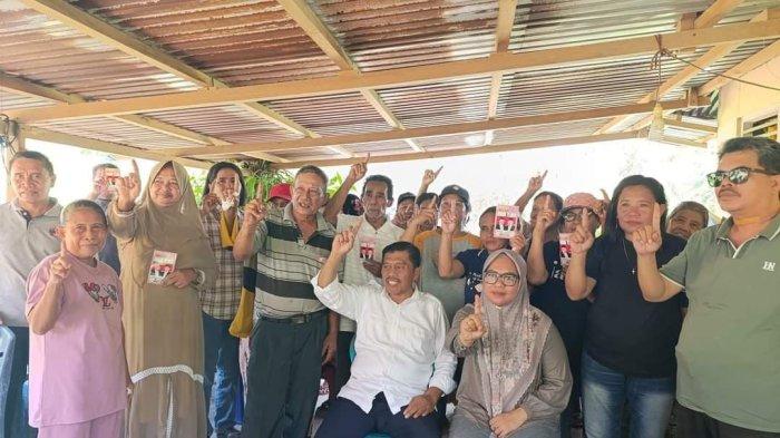 Calon Bupati Goronalo Utara Roni Imran dan Ramdhan Mapaliey saat kampanye di Desa Tanjung Karang, Kecamatan Tomilito, Kabupaten Gorontalo Utara, Rabu (9/10/2024).