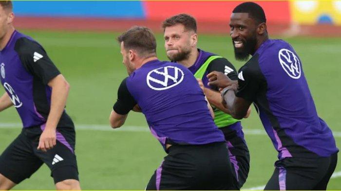 Ruediger dan Fullkrug nyaris adu jotos di lapangan