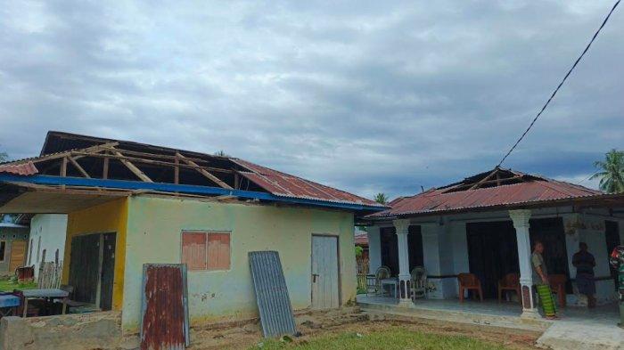 Rumah di Bone Bolango, Gorontalo, rusak gara-gara atap dibawa angin kencang, Minggu (22/12/2024).
