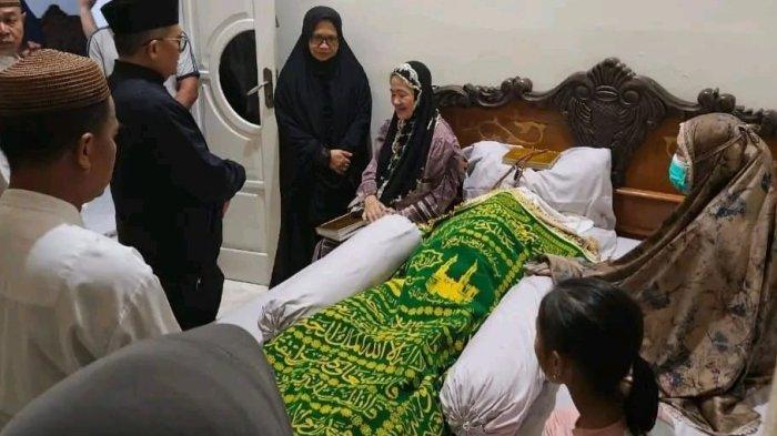 MENINGGAL DUNIA - Rustam Akili meninggal dunia di kediamannya di Perumahan Asparaga, Kecamatan Dutulanaa, Kecamatan Limboto, Kabupaten Gorontalo, Kamis (1/5/2025). Rustam akan dimakamkan siang ini selepas zuhur.