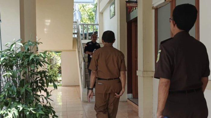SEKDA KOTA GORONTALO - Sekda Kota Gorontalo Ismail Madjid tiba di Kejati Gorontalo, Selasa (15/4/2025).