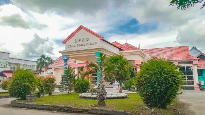 SEPI PASCA LEBARAN - Kondisi kantor DPRD Kota Gorontalo nampak sepi padahal lebaran telah usai. Rabu (9/4/2025), kantor masih terlihat sepi.