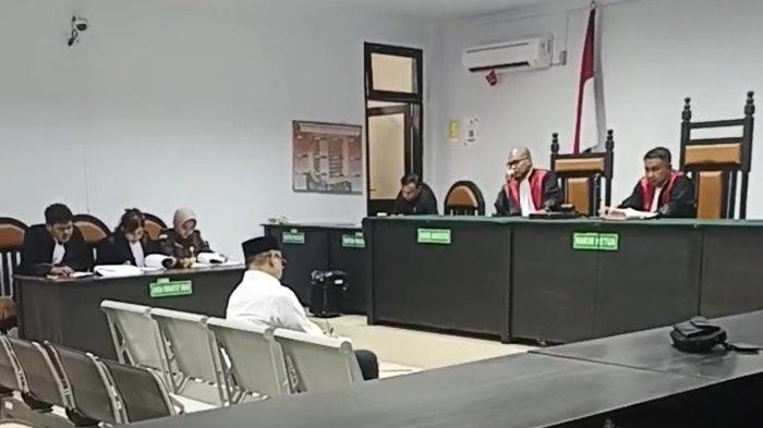SIDANG KORUPI - Hamim Pou, Eks Bupati kembali menjalani persidangan kasus korups, Selasa (8/4/2025).