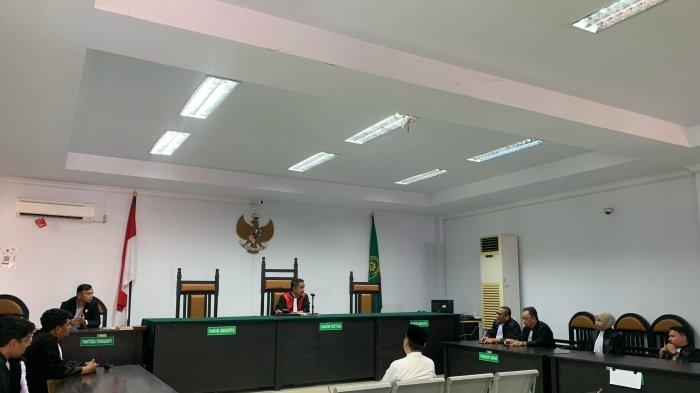 SIDANG KORUPSI - Terdakwa Hamim Pou saat menghadiri sidang ke-3 dugaan Korupsi Bantuan Sosial, Senin (24/3/2025). Sidang terpaksa ditunda karena hakim tak lengkap. Foto (TribunGorontalo.com).