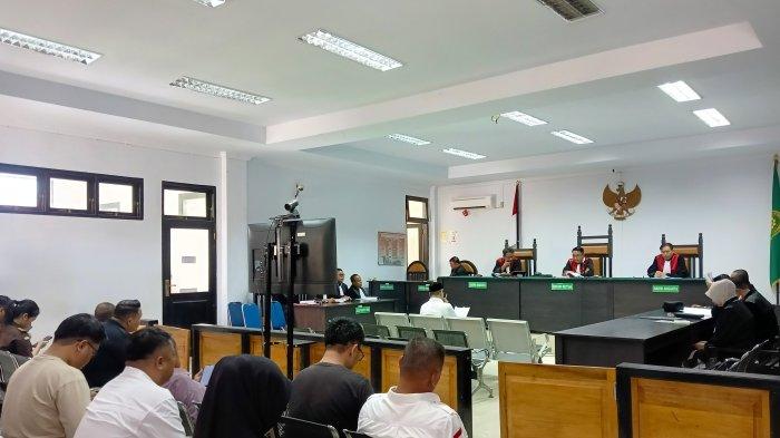 SIDANG PERDANA -- Eks Bupati Bone Bolango, Hamim Pou mengikuti sidang perdana tipikor, Selasa (11/3/2025). Foto: Mawar Hardiknas Tasya Datunsolang.