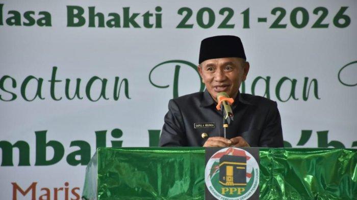 PIDATO - Bupati Pohuwato Saipul A Mbuinga mengucapkan selamat atas pelantikan Dewan Pimpinan Cabang (DPC) Partai Persatuan Pembangunan (PPP) Kabupaten Pohuwato masa bakti 2021-2026 yang berlangsung di lapangan futsal Golden Sri, Marisa, Senin (3/1/2022).