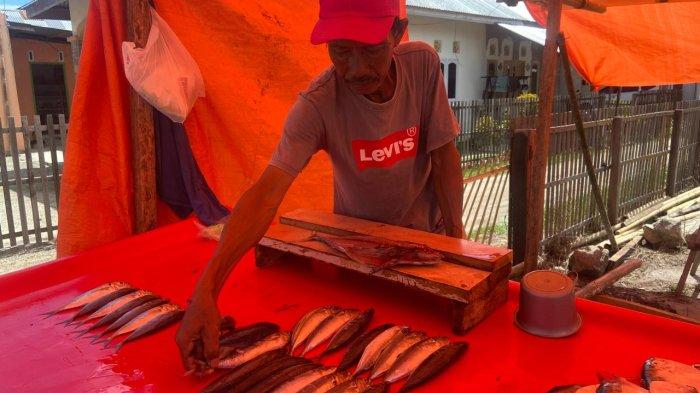 Penjual ikan segar di Bone Bolango, Gorontalo, Saipul Monoarfa