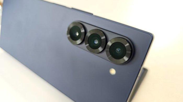 Samsung Galaxy Z Fold 6 memiliki tiga kamera belakang, yaitu kamera ultrawide 2 MP, kamera wide 50 MP, dan kamera telefoto 10 MP.