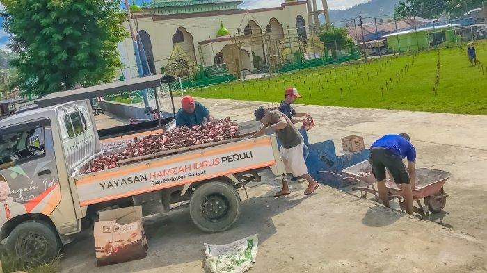 MALAM PASANG LAMPU - Sebanyak 3.150 lampu botol yang akan dipasang di malam Timbilotohe. Pemasangan lampu itu akan dipusatkan di lapangan Ippot Tapa, Kabupaten Bone Bolango, Provinsi Gorontalo. Warga tidak hanya disuguhi dengan ribuan lampu botol.